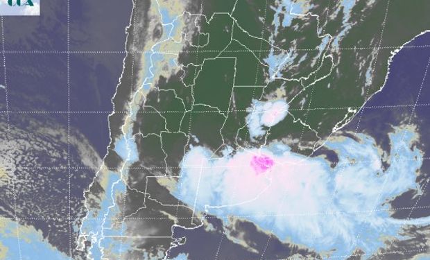 La foto satelital permite apreciar el máximo de actividad sobre la zona del estuario del Río de la Plata, sin embargo estas tormentas han recorrido todo el norte de BA desde la noche de ayer.