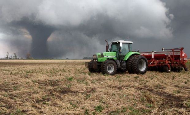 El dramático video de un padre e hijo que "pelean" con un tornado.