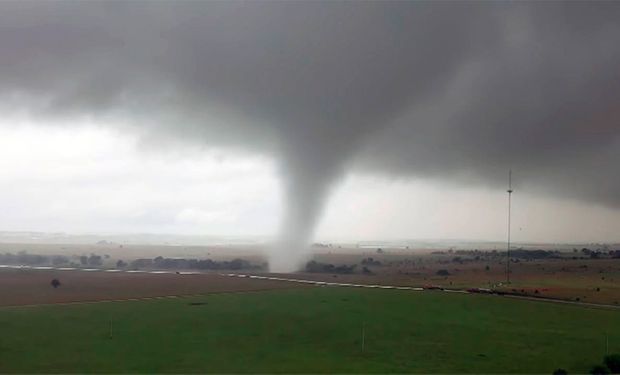 Qué relación tienen los tornados de Estados Unidos y las inundaciones de España con el clima que impacta en el campo argentino: "Todo puede pasar"