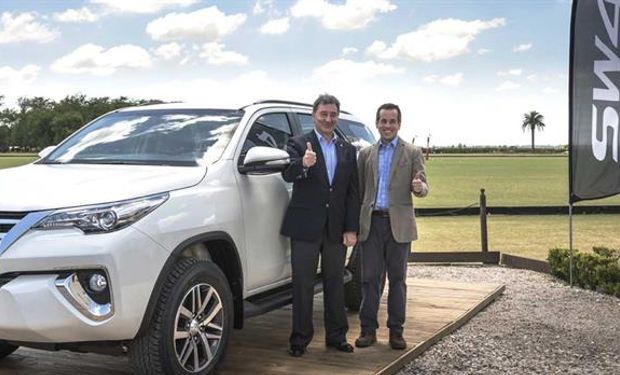Daniel Herrero, presidente de Toyota, y Gustavo Salinas, director comercial, con la SW4.Foto:Toyota
