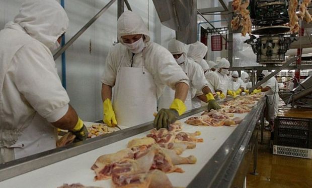 Trabajadores del sector avícola acordaron un aumento salarial del 41 %