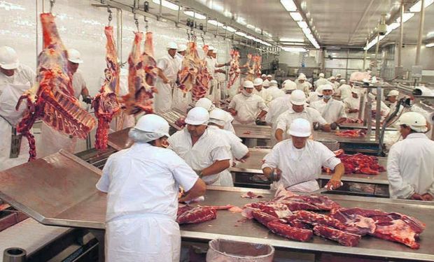 Los trabajadores de la carne acordaron un aumento del 107% y un bono de fin de año de $50.000