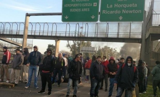 Trabajadores de Cresta Roja reclaman la reincorporación.