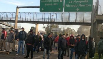 Trabajadores de Cresta Roja cortan la autopista Riccheri