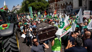 Productores españoles protestan con 180 tractores y ataúdes en el centro de Madrid por una compensación por la sequía