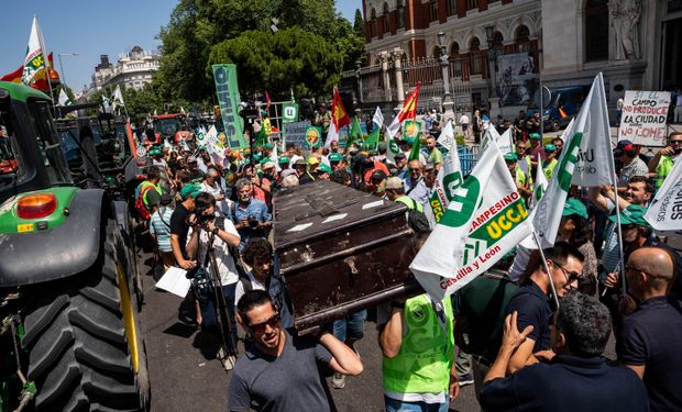 Productores españoles protestan con 180 tractores y ataúdes en el centro de Madrid por una compensación por la sequía