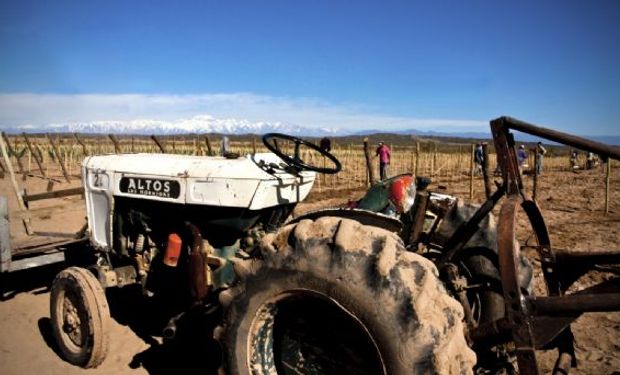 Trabajaba en una finca y murió al caer del tractor