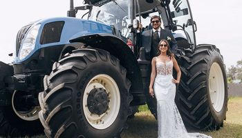 En tractor al altar: la pareja de Tucumán que sorprendió a los invitados de su boda por un proyecto que inician juntos