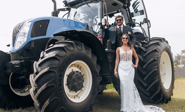 En tractor al altar: la pareja de Tucumán que sorprendió a los invitados de su boda por un proyecto que inician juntos