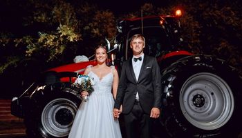 Le prestaba servicios de cosecha al papá y se terminaron casando en tractor: la historia de amor de Yanina y Federico, dos apasionados del campo