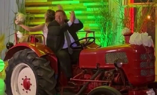 En tractor al altar: el casamiento "campero" que sorprendió a todos en Entre Ríos