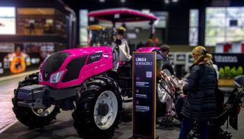 Fenómeno Barbie: el tractor rosa de Valtra es furor en La Rural