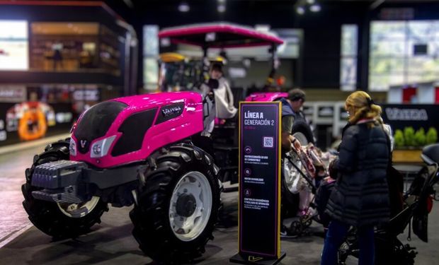 Fenómeno Barbie: el tractor rosa de Valtra es furor en La Rural