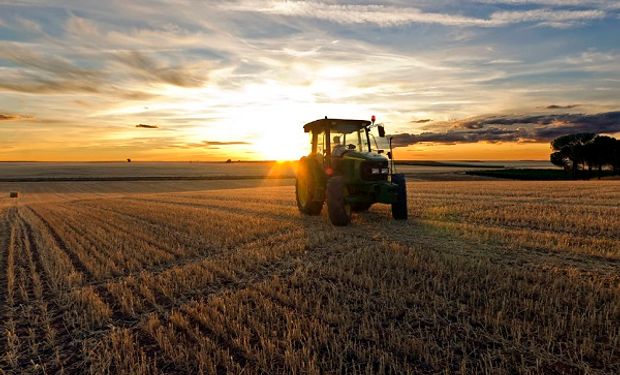 En 2030 existirán un gran número de tractores con motores híbridos y eléctricos trabajando en el campo argentino.