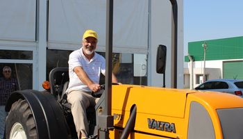 El tractor Valtra sorteado en AgroActiva ya trabaja en el campo