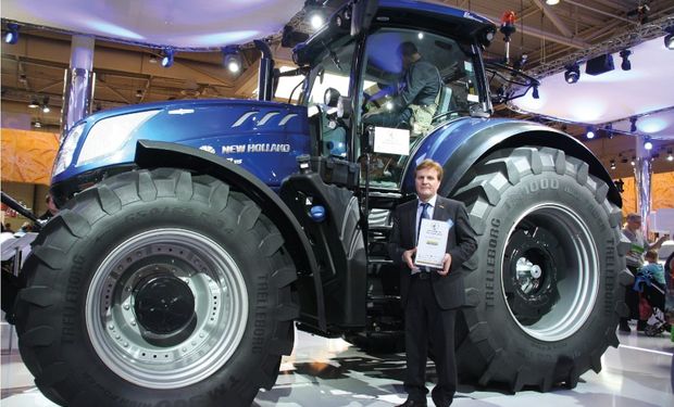 El T7.315 posee gran versatilidad para realizar una amplia gama de trabajos de campo y transporte.