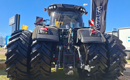 Valtra se destacó en Expoagro 2026 como tractor oficial de la megamuestra; se pudo ver en primera persona la Serie S y la flamante Serie Q, con promociones de financiamiento para empezar a pagar en 2027 después de la cosecha