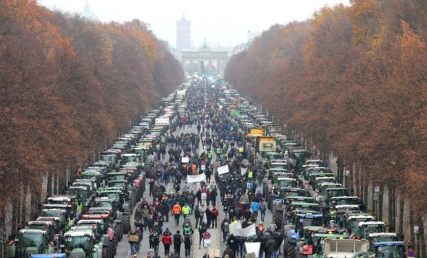 Invasión de tractores: qué reclaman los productores alemanes que llevaron 1500 máquinas a Berlín