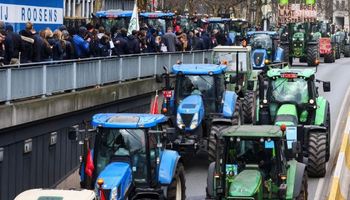 Una protesta de productores metió 2700 tractores a la capital de Bélgica