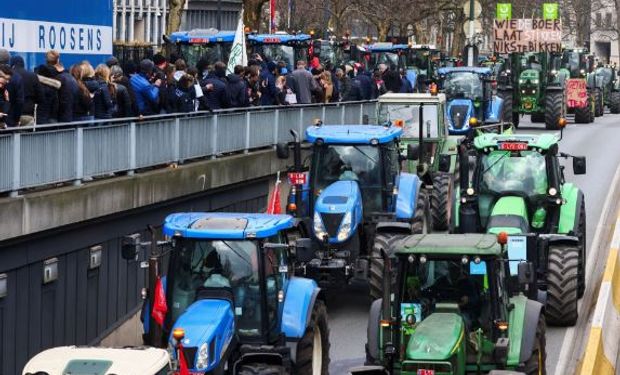 Una protesta de productores metió 2700 tractores a la capital de Bélgica