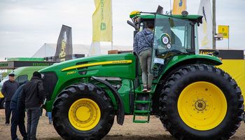 Soja y maíz: ¿Cuántas toneladas hacen falta para comprar un tractor y una cosechadora?