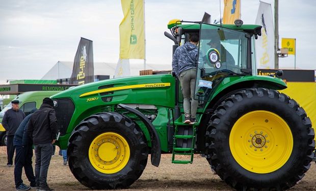 Soja y maíz: ¿Cuántas toneladas hacen falta para comprar un tractor y una cosechadora?