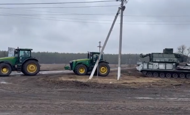 ¿Tractores en guerra? Se viralizan supuestas imágenes de zonas agrícolas de Ucrania tomando tanques rusos