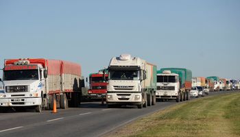 Intenso tráfico de camiones en los puertos del Gran Rosario