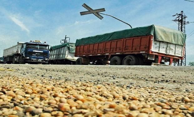 Sin autoconvocados, el transporte de granos acordó una suba de tarifa del 22,5 %