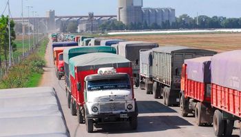 Santa Fe multará con hasta 600 mil pesos a los camiones que transiten hacia los puertos sin turnos de descarga