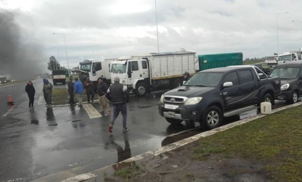 Transportistas de Teodelina en medida de fuerza.