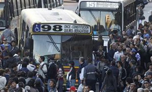 Afectará a colectivos urbanos, ómnibus de larga distancia, vuelos internacionales y de cabotaje, ferrocarriles y la actividad portuaria. Foto: Archivo / Fabián Marelli / LA NACION