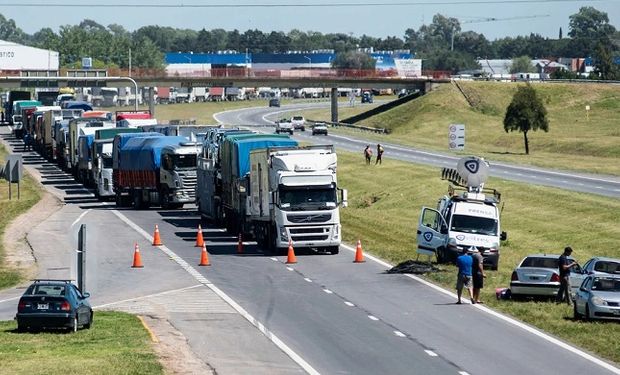 Transportistas mantienen el paro y se reunirán con Massa para destrabar el conflicto