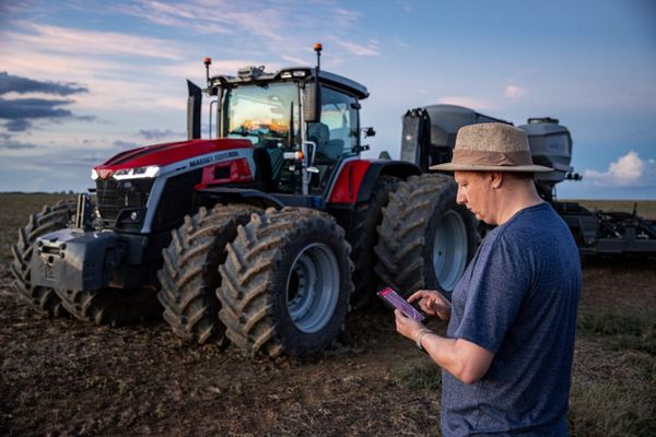 Trator MF 9S da Massey Ferguson exposto na Agrishow 2026, modelo de alta potência com foco em automação e conectividade