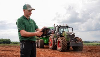 Sem piloto: trator guiado por tablet começa a rodar no Brasil