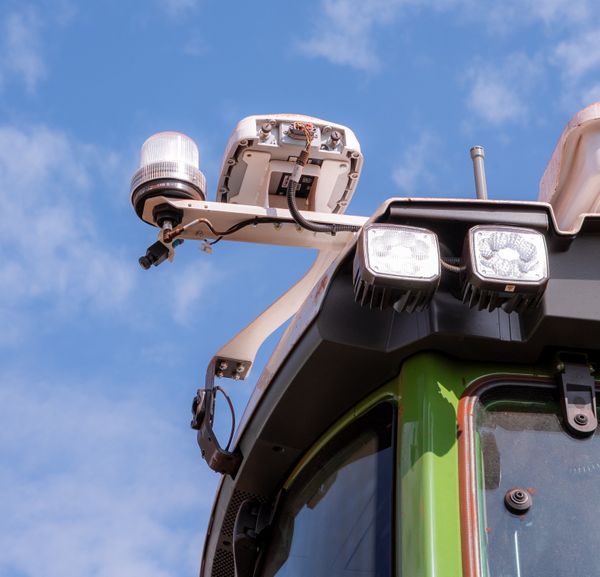 Operador controla trator no campo por tablet com tecnologia OutRun da PTx, sem piloto na cabine