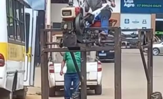 Arilson Ludtke, de 46 anos, reaproveitou peças para dar uma nova cara ao trator, adaptando mais componentes às necessidades do terreno rural capixaba. (Foto - Reprodução G1)