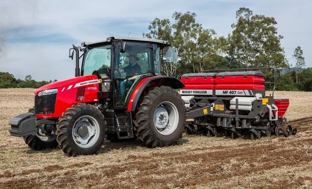 Trator MF 4700: capacidade de levante de 3 toneladas e vazão hidráulica de 65 litros por minuto,