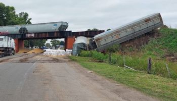 Impactante descarrilamiento de un tren con soja sobre ruta nacional 33: el tránsito sigue cortado