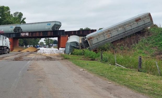 Impactante descarrilamiento de un tren con soja sobre ruta nacional 33: el tránsito sigue cortado