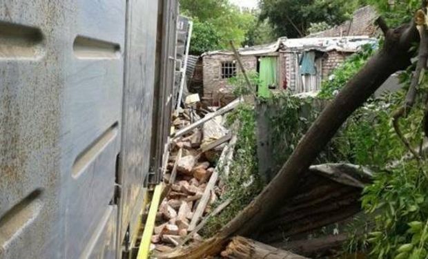 Un tren carguero se desacarriló en Alta Córdoba.