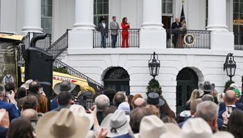 ¿Es un regalo? La reacción de Trump al ver un tractor dorado en la Casa Blanca y los anuncios para los farmers
