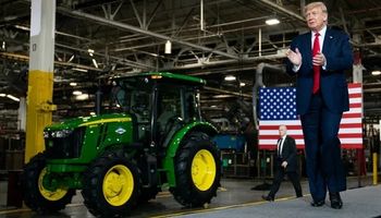 John Deere responde à ameaça de Trump de taxar seus produtos em 200%