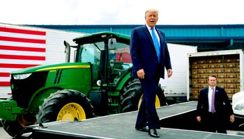 Trump amenazó a John Deere con más impuestos si traslada la producción a México