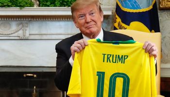 Trump reforça críticas ao Brasil e ameaça retaliações: “taxaremos de volta”