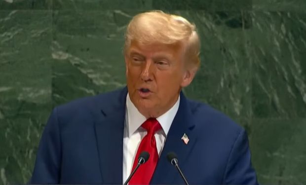 Presidente norte-americano voltou a negar a gravidade da crise climática, classificando a agenda ambiental como enganosa.