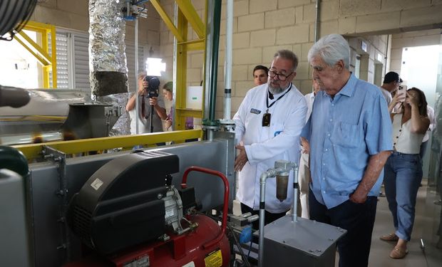 Ideia é que o biocarvão, misturado com de pó de basalto forneça um adubo organomineral ainda mais potente. (Valter de Paula/PMU)