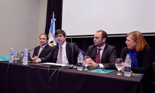 Delgado disertando junto al Subsecretario de Lechería, Arturo Videla,y los directores del INTA, Norma Pensel y Pablo Mércuri.