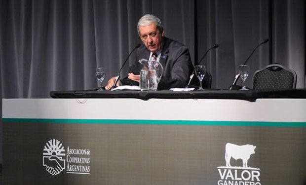 El filósofo Raúl Motta disertó sobre “La relación entre tradición e innovación en las sociedades complejas. La ganadería argentina: el sostenimiento de una pasión estratega”.