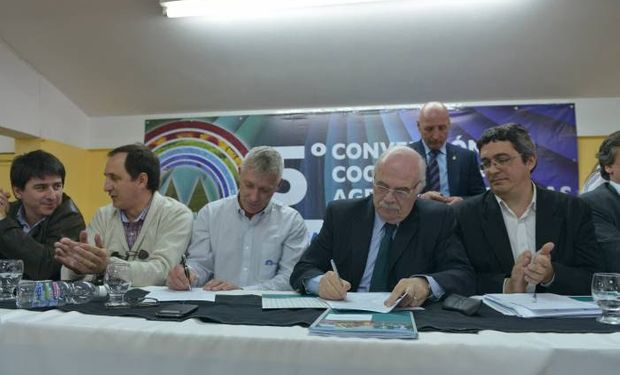 Casamiquela firmó dos convenios por un total de 16.5 millones de pesos
